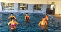 Aquagym dans la piscine intérieure du parc aquatique du camping les Méditerranées à Marseillan