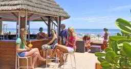 Le bar de plage du camping Beach Club Nouvelle Floride dans le sud de la France