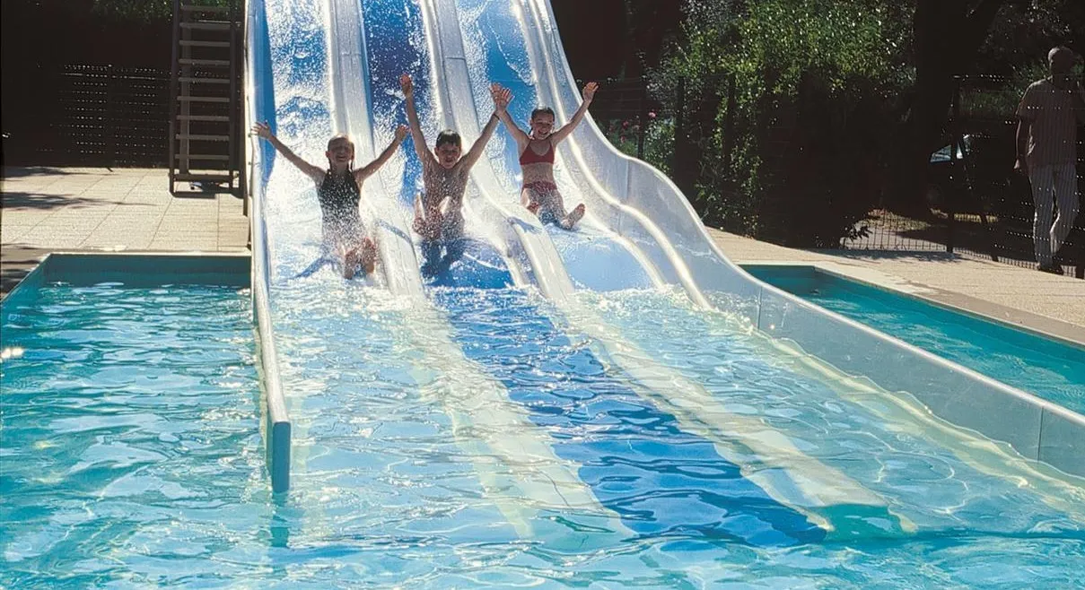 Un camping avec parc aquatique et toboggans à Carnac camping parc aquatique Carnac