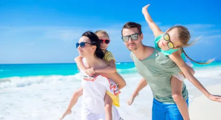 Famille sur la plage Campings en Languedoc Roussillon avec accès direct à la mer - CampingDirect - Image n°1