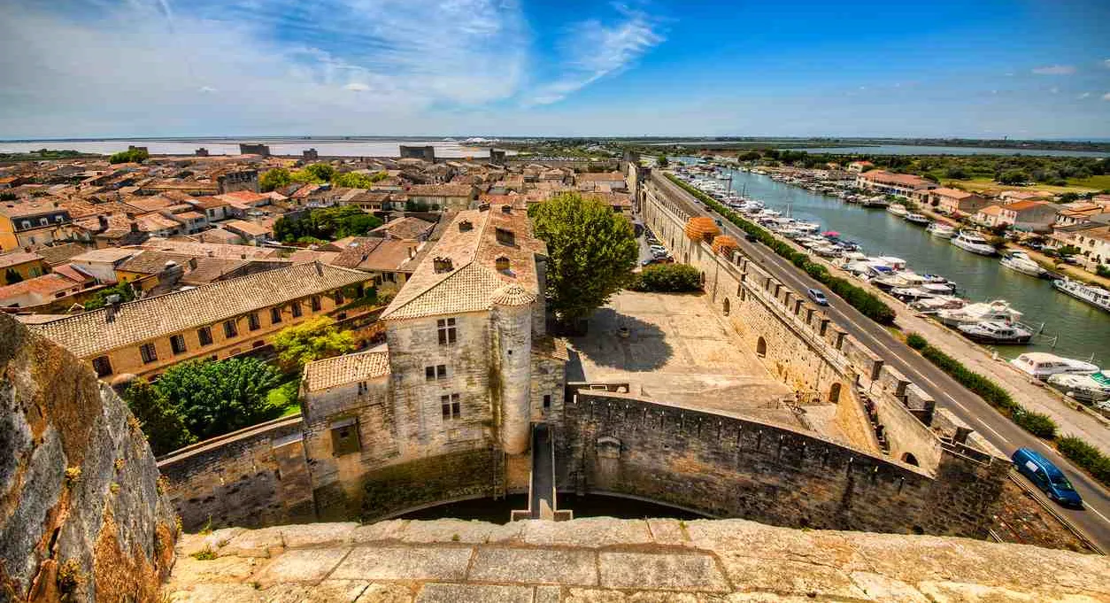 La ville de Aigues-mortes avec son port Aigues-mortes - Camping Direct