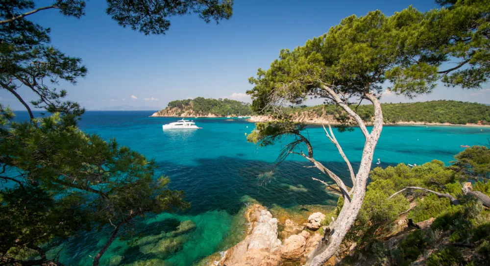 Les campings du Var avec piscine et accès aux plages - CampingDirect - Image n°1