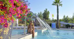 Séance de bronzage au bord de la piscine aux Méditerranées