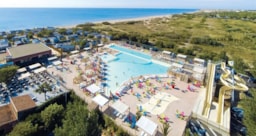 Photo prise du ciel : notre camping dans l'Hérault avec parc aquatique en bord de mer