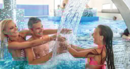 Jeux d'eau en famille en camping dans le sud de la France