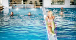 Piscine couverte en camping dans l'Hérault