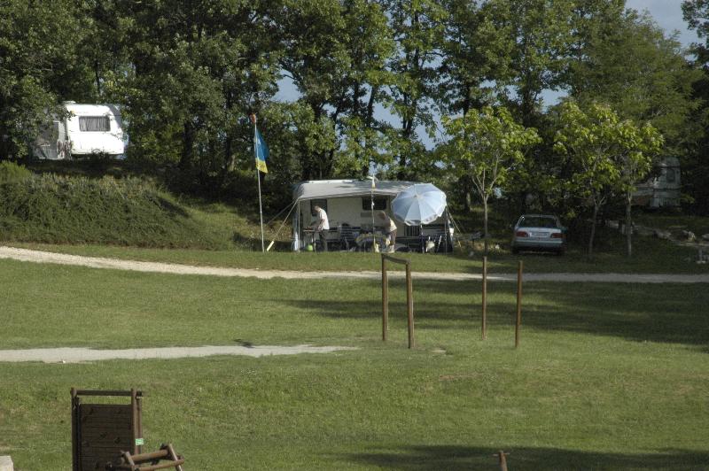 Standpladser - Forårs /Dag : Standplads + Bil - Camping LA TRUFFIERE à Saint Cirq Lapopie