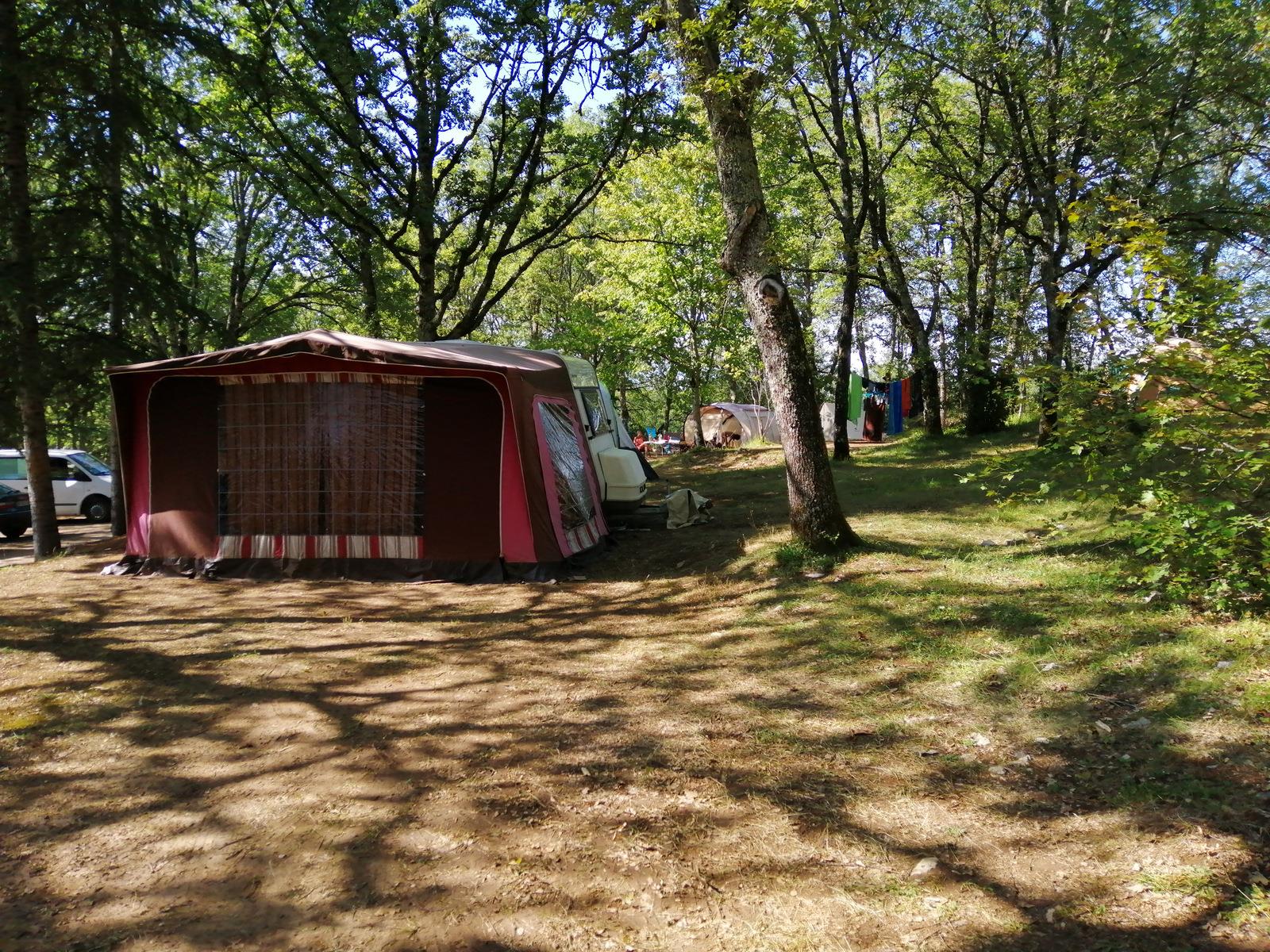 Standpladser - Forårs /Dag : Standplads + Bil - Camping LA TRUFFIERE à Saint Cirq Lapopie