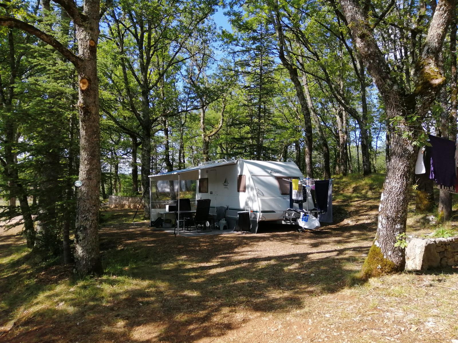 Standpladser - Forårs /Dag : Standplads + Bil - Camping LA TRUFFIERE à Saint Cirq Lapopie