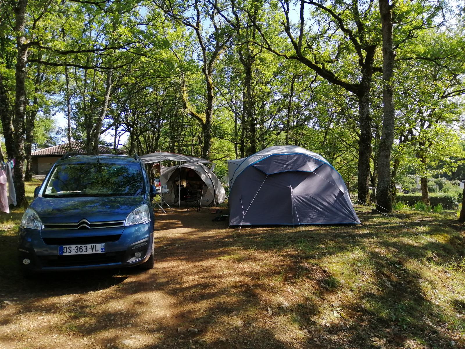 Standpladser - Forårs /Dag : Standplads + Bil - Camping LA TRUFFIERE à Saint Cirq Lapopie