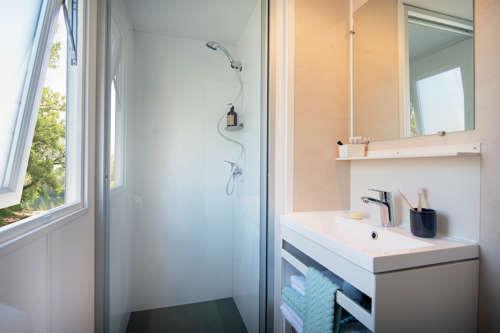Location - Mobil-Home Premium 43 M² - 3 Chambres + 2 Salles De Bains + Terrasse Semi-Couverte + Spa Privatif - Flower Camping Val de Vie