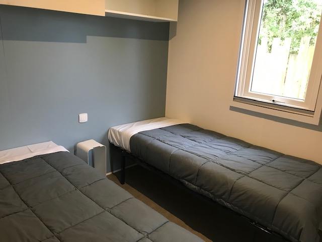 Location - Mobil-Home Premium 34 M² - 2 Chambres + 2 Salles De Bains + Terrasse Semi-Couverte + Spa Privatif - Flower Camping Val de Vie