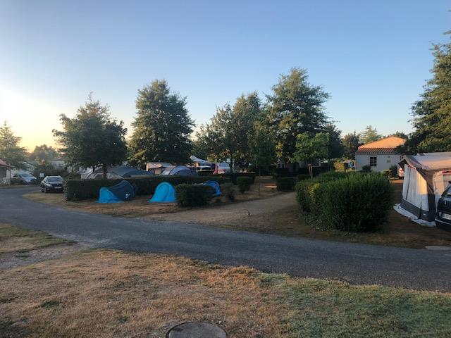 Piazzole - Piazzola Confort (Tenda, Roulotte, Camper / 1 Auto / Elettricità 10A) - Flower Camping Val de Vie