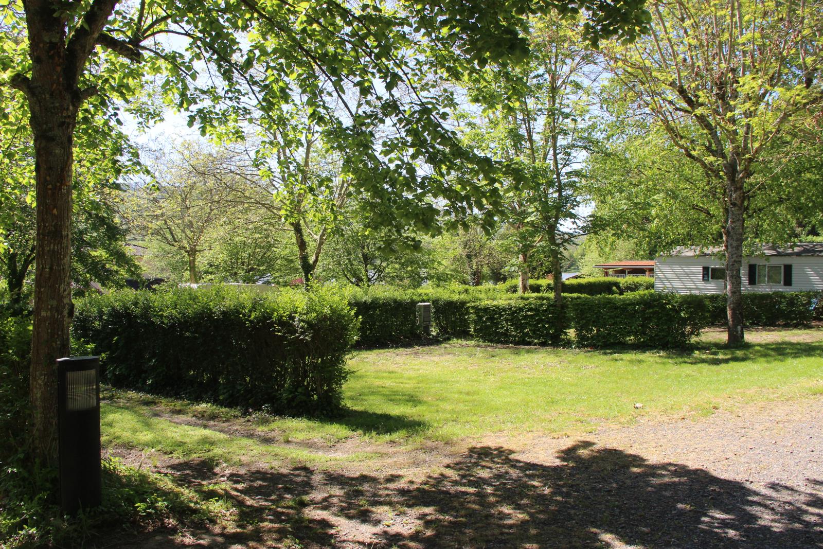 Emplacement - Forfait Confort (1 Tente, Caravane Ou Camping-Car / 1 Voiture / Électricité) - Camping Le Lac de Saint Point