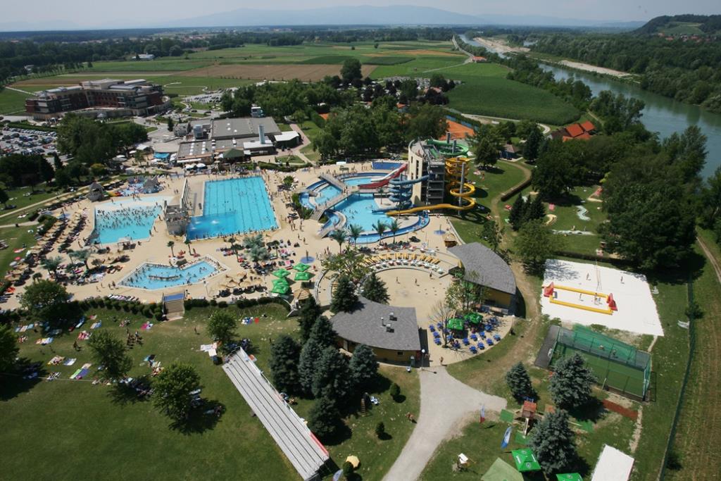 Famille; 2 Adultes + 1 Enfant -12 Ans + Tickets Piscine Famille; 2 Adultes + 1 Enfant -12 Ans + Tickets Piscine