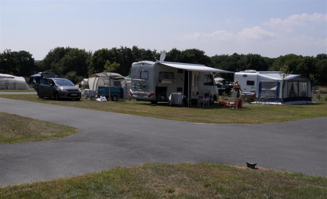 Camping-Car Avec Électricité De 18H À 10H Camping-Car Avec Électricité De 18H À 10H