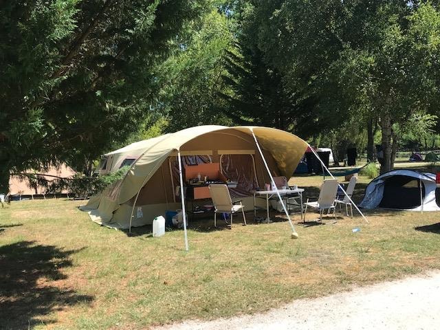Emplacement 90 M2 Sans Electricité (1 Ou 2 Pers. + 1 Tente + 1 Voiture)