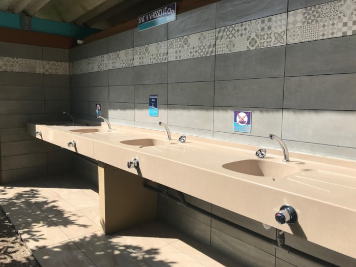 Emplacement Confort 150M2 Avec Electricité 16 A, Situé Entre Les Mobil-Homes, À 150 M Des Sanitaires