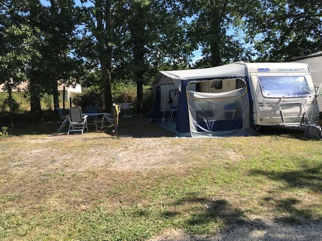 Emplacement Confort 150M2 Avec Electricité 16 A, Situé Entre Les Mobil-Homes, À 150 M Des Sanitaires