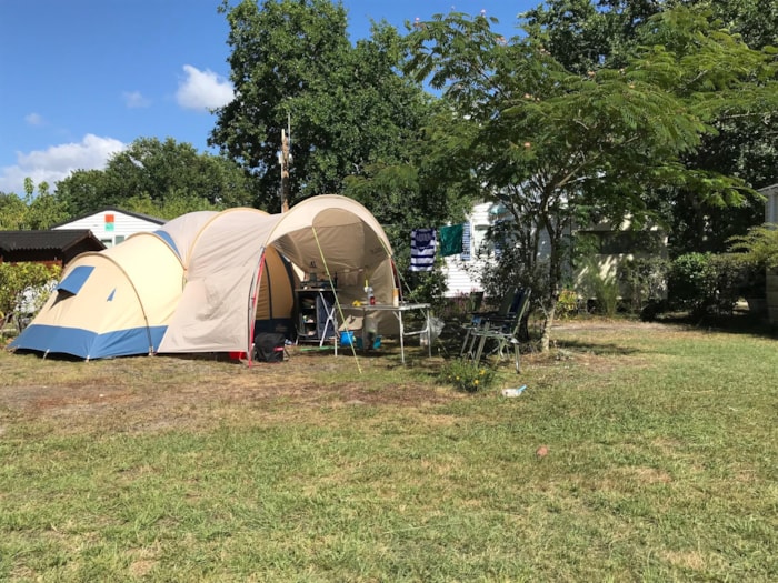 Emplacement Confort 150M2 Avec Electricité 16 A, Situé Entre Les Mobil-Homes, À 150 M Des Sanitaires