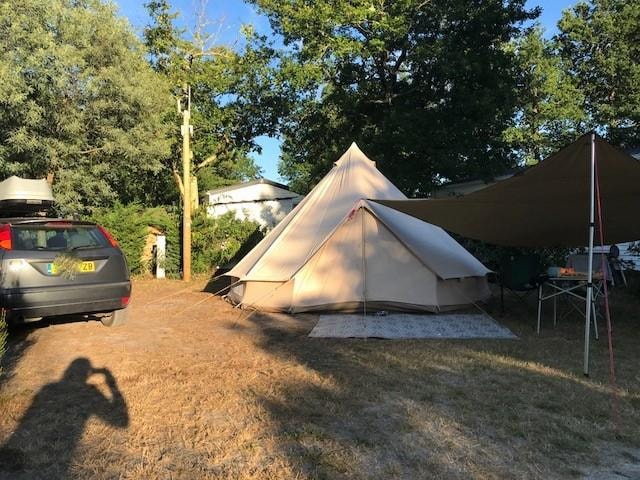 Emplacement Confort 150M2 Avec Electricité 16 A, Situé Entre Les Mobil-Homes, À 150 M Des Sanitaires