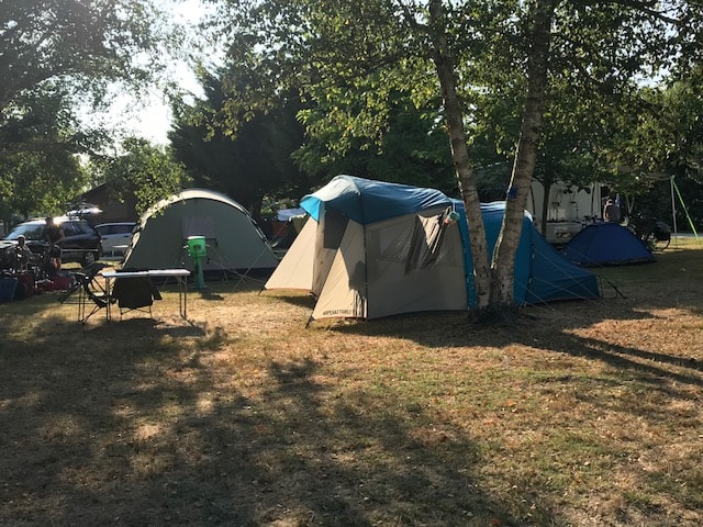 Emplacement 90 M2 Sans Electricité (1 Ou 2 Pers. + 1 Tente + 1 Voiture)