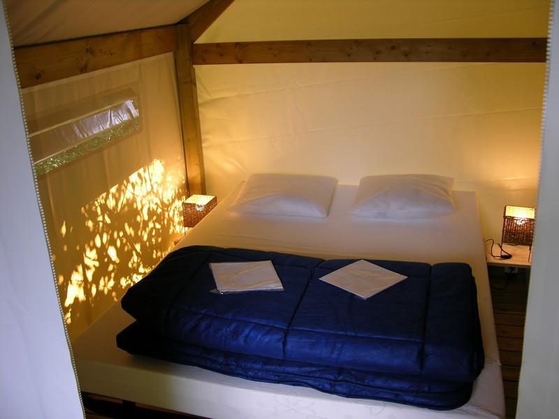 Location - Tente Lodge 22M² Toilé Meublé, 2 Chambres, Ancienneté De 7 À 12 Ans, - Camping les Genêts du Morvan