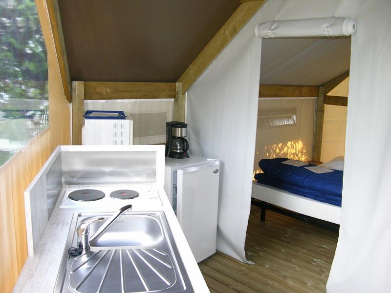 Location - Tente Lodge 22M² Toilé Meublé, 2 Chambres, Ancienneté De 7 À 12 Ans, - Camping les Genêts du Morvan