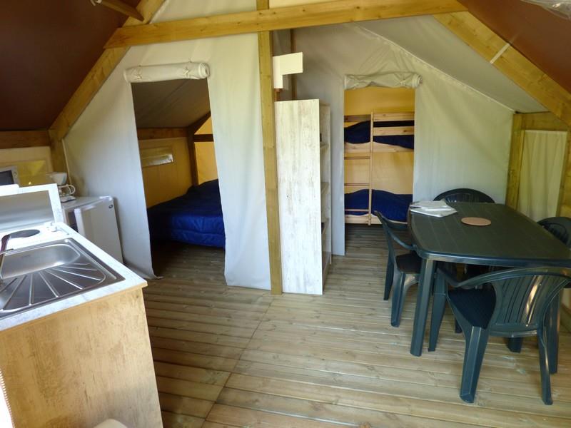 Location - Tente Lodge 22M² Toilé Meublé, 2 Chambres, Ancienneté De 7 À 12 Ans, - Camping les Genêts du Morvan