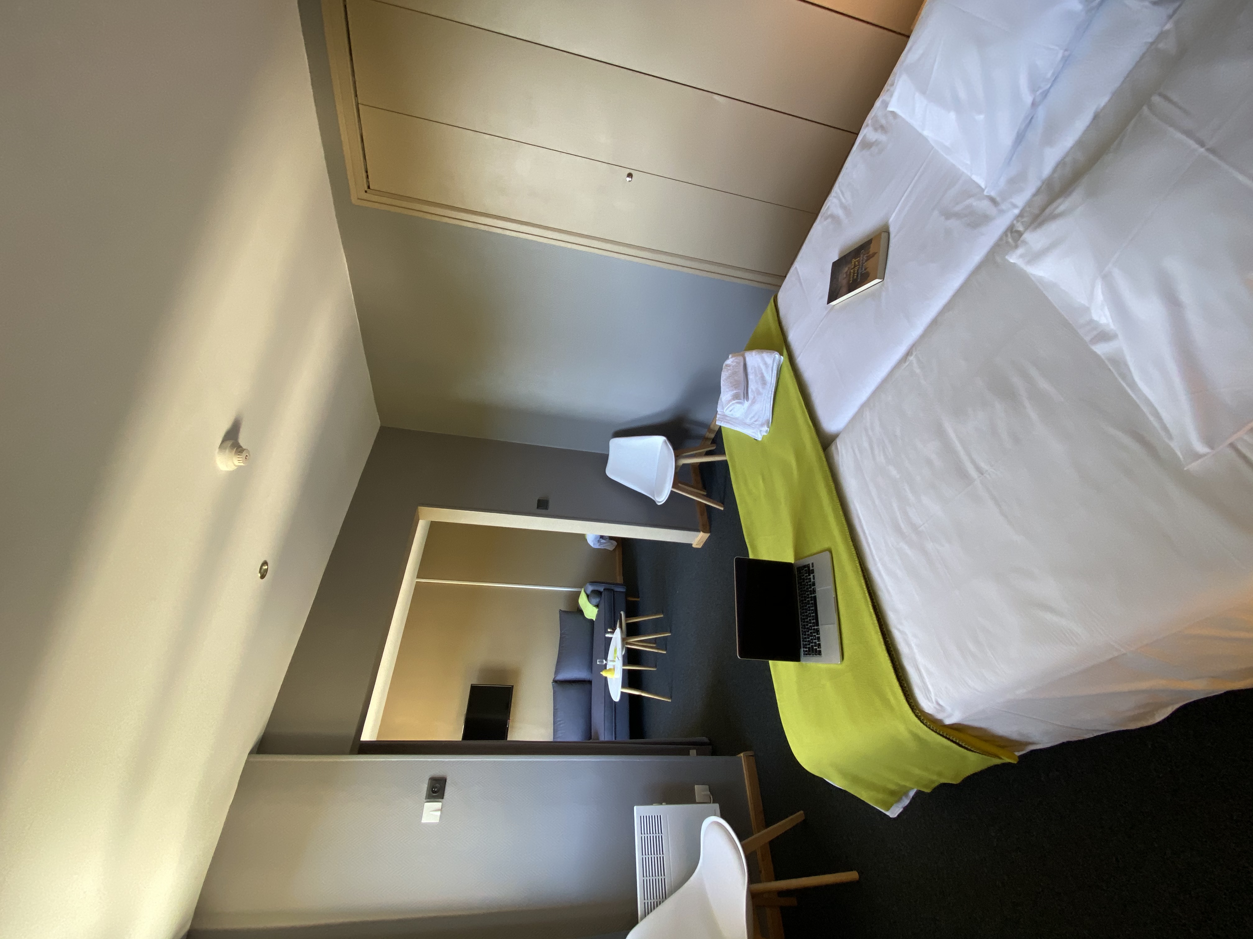 Chambre Hôtelière De 2 À 4 Personnes , Kit Draps Fournis , Lits Non Faits, Kit Serviette Fournis Chambre Hôtelière De 2 À 4 Personnes , Kit Draps Fournis , Lits Non Faits, Kit Serviette Fournis