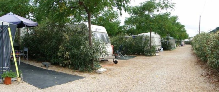 Parcela: Tienda, Caravana, Autocaravana / 1 Coche