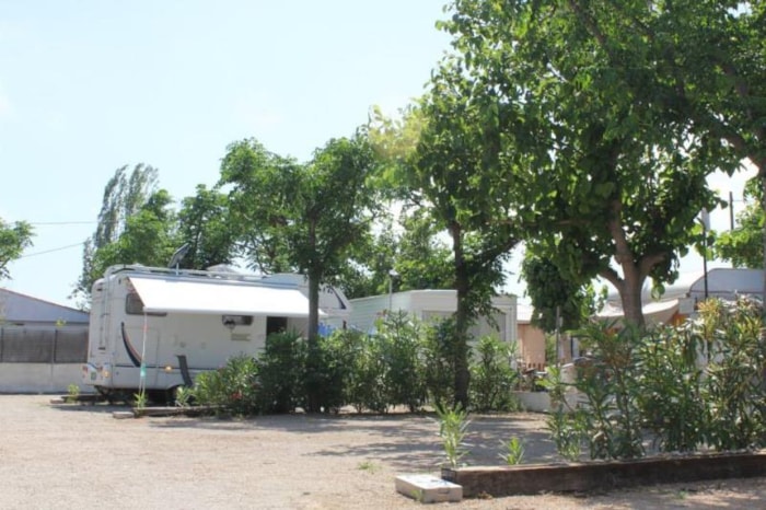 Parcela: Tienda, Caravana, Autocaravana / 1 Coche