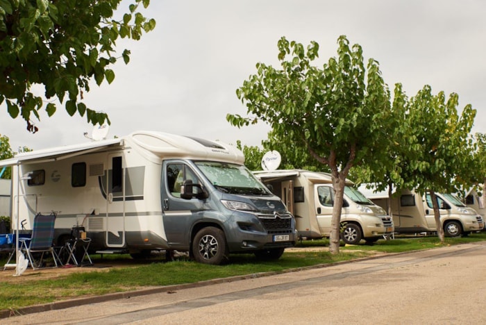 Piazzola + Camper + Raccordo All'acqua + Elettricità