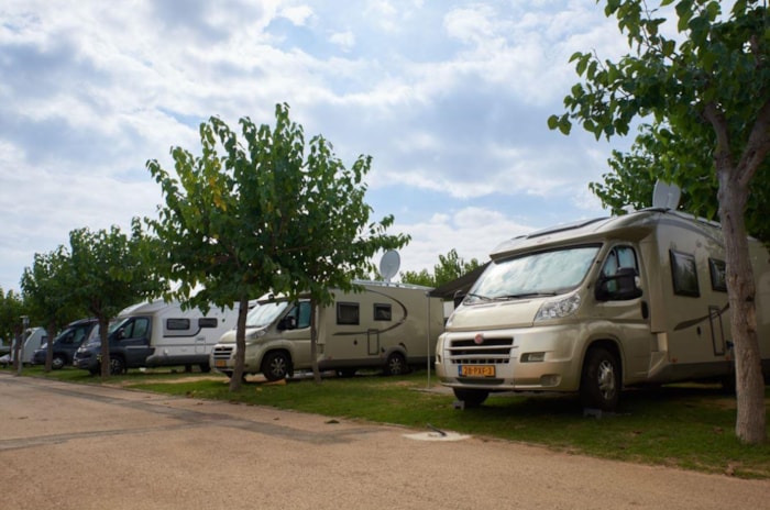 Piazzola + Camper + Raccordo All'acqua + Elettricità