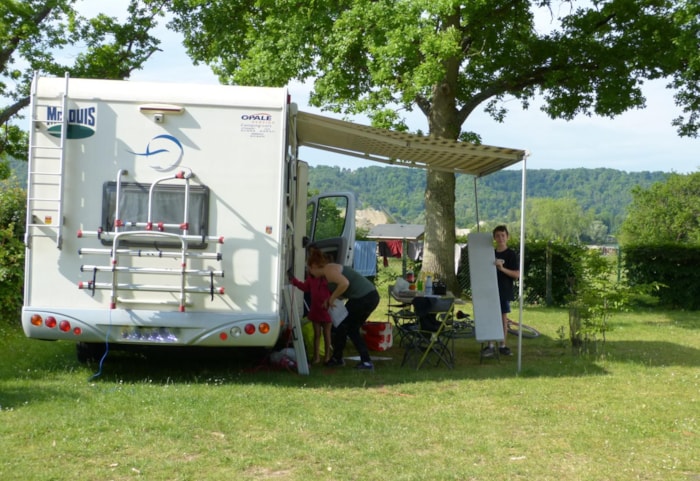 Piazzola Roulotte O Camper Grande Comfort (1 Auto, Acqua, Elettricità, Servizi Igienici, 2 Persone)