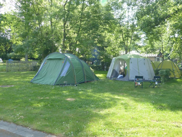 Piazzola Roulotte O Camper Grande Comfort (1 Auto, Acqua, Elettricità, Servizi Igienici, 2 Persone)