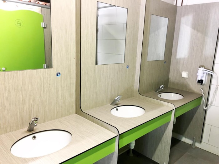 Premium Piazzola (Tenda, Roulotte, Camper / 1 Auto / Elettricità 10A) - Lungo Il Fiume + Wifi Gratuito