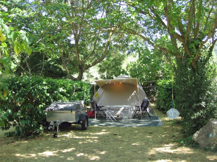 Premium Piazzola (Tenda, Roulotte, Camper / 1 Auto / Elettricità 10A) - Lungo Il Fiume + Wifi Gratuito