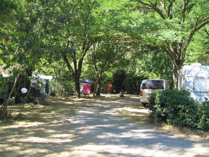 Premium Piazzola (Tenda, Roulotte, Camper / 1 Auto / Elettricità 10A) - Lungo Il Fiume + Wifi Gratuito