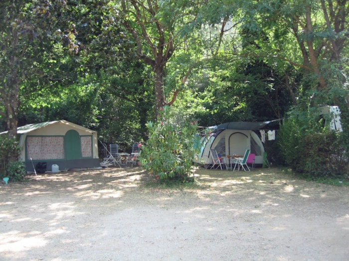 Premium Piazzola (Tenda, Roulotte, Camper / 1 Auto / Elettricità 10A) - Lungo Il Fiume + Wifi Gratuito