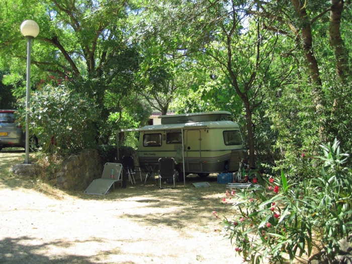 Confort Piazzola (Tenda, Roulotte, Camper / 1 Auto / Elettricità 10A) + Wifi Gratuito