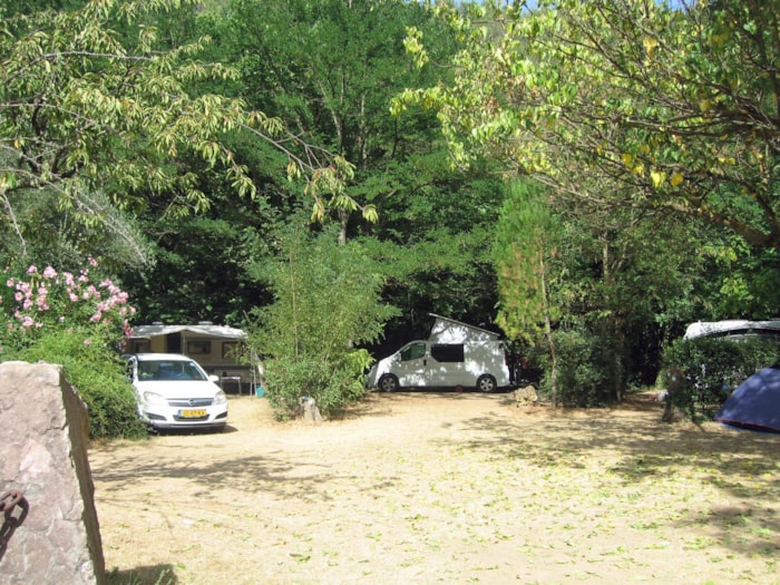 Premium Piazzola (Tenda, Roulotte, Camper / 1 Auto / Elettricità 10A) - Lungo Il Fiume + Wifi Gratuito