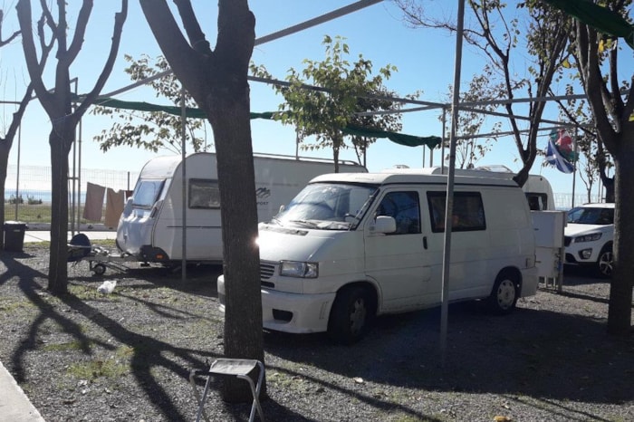 Parcela Mediana Coche + Tienda O Caravana + Electricidad Hasta 8Kwh/Día