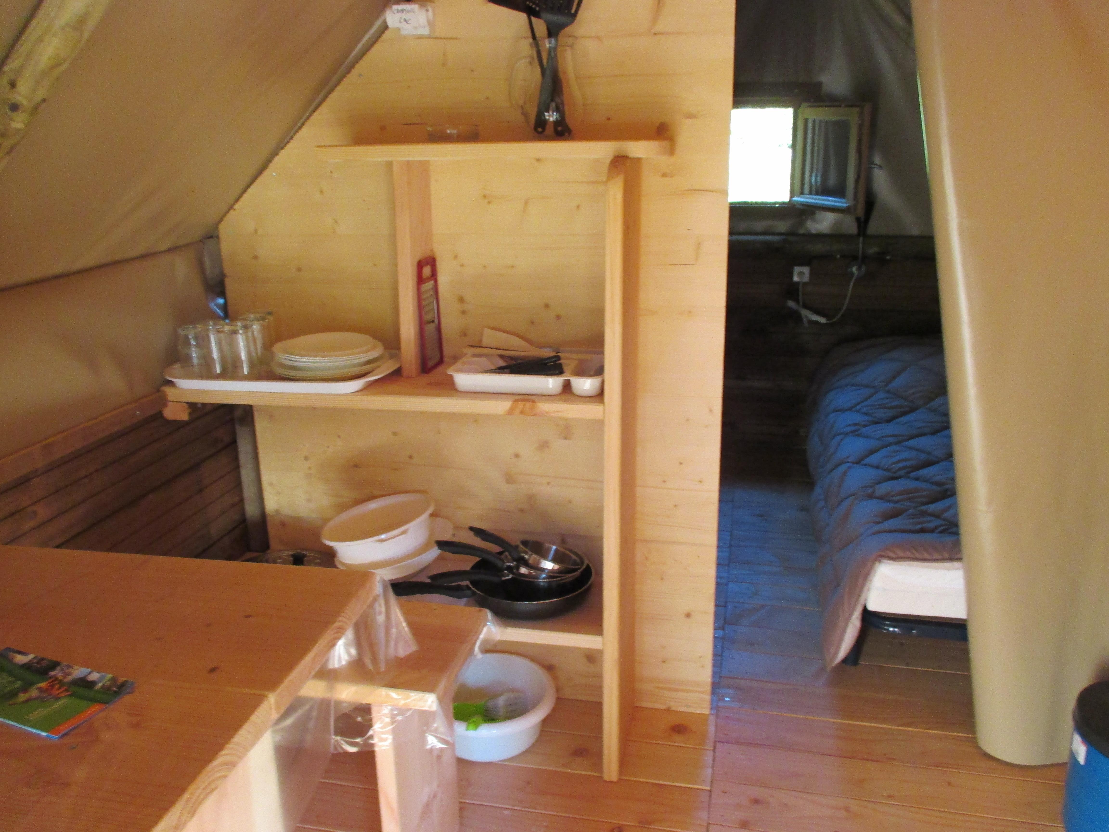 Tente 2 Places Bois Et Toile (2 Lits 90 Draps Obligatoires), Coin Cuisine, Avec Électricité, Sans Sanitaires. Tente 2 Places Bois Et Toile (2 Lits 90 Draps Obligatoires), Coin Cuisine, Avec Électricité, Sans Sanitaires.