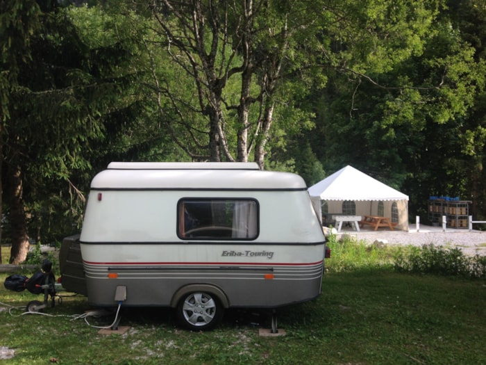 Piazzola Confort (Tenda, Roulotte, Camper / 1 Auto / Elettricità 5A)