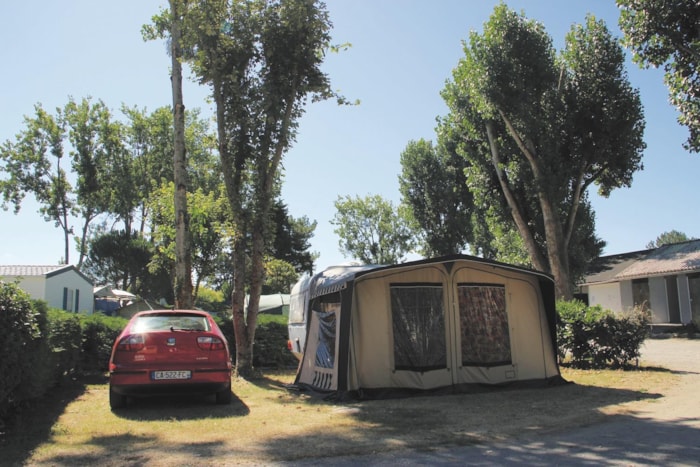 Piazzola Confort (Tenda, Roulotte, Camper / 1 Auto / Elettricità 10A)