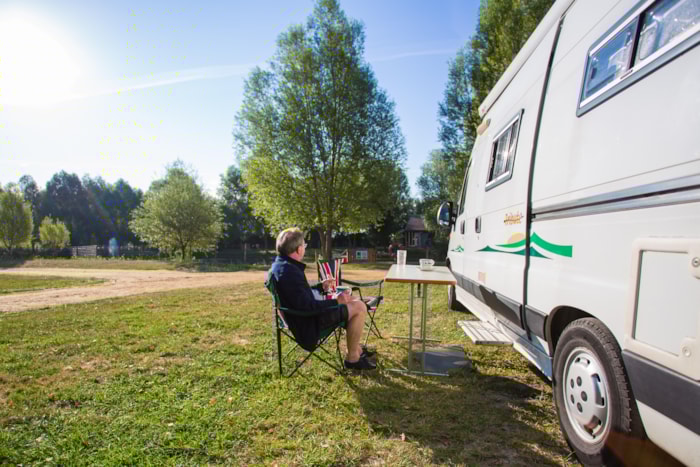 Piazzola Premium : Elettricità + Raccordo All'acqua + Scarico + Wifi + Set Da Giardino