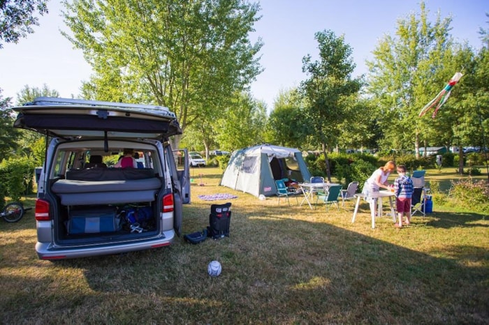 Piazzola Premium : Elettricità + Raccordo All'acqua + Scarico + Wifi + Set Da Giardino