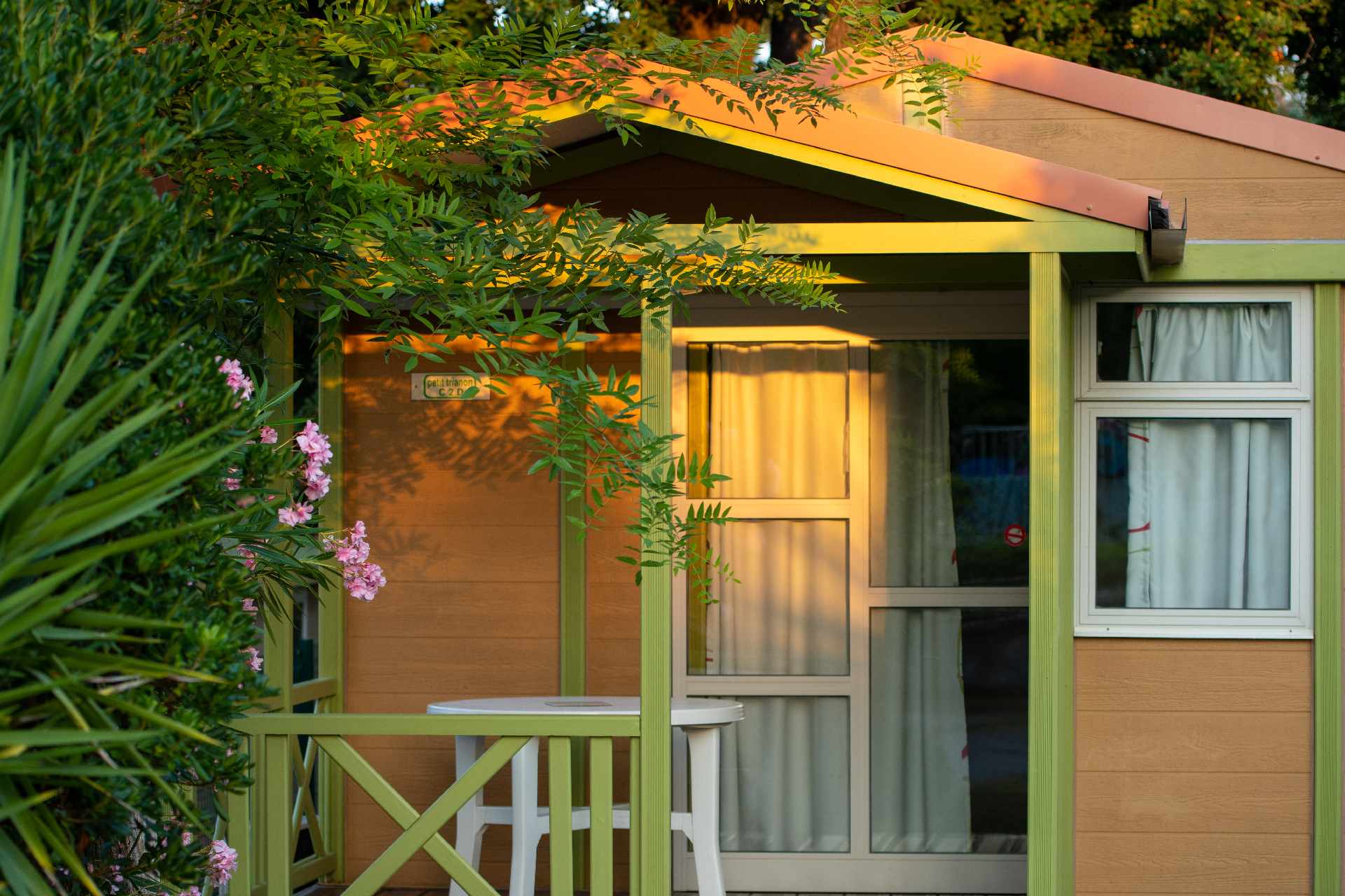 Location - Chalet Petit Trianon 22M² / 2 Chambres - Climatisation / Terrasse Couverte - Camping LA VIEILLE FERME