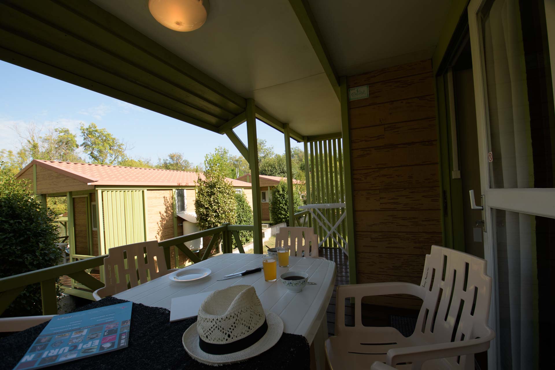 Alojamiento - Chalet Club A 23M² / 2 Habitaciones - Aire Acondicionado / Terraza Cubierta - Camping LA VIEILLE FERME